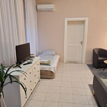 MainStreet apartman Subotica Buitenkant foto